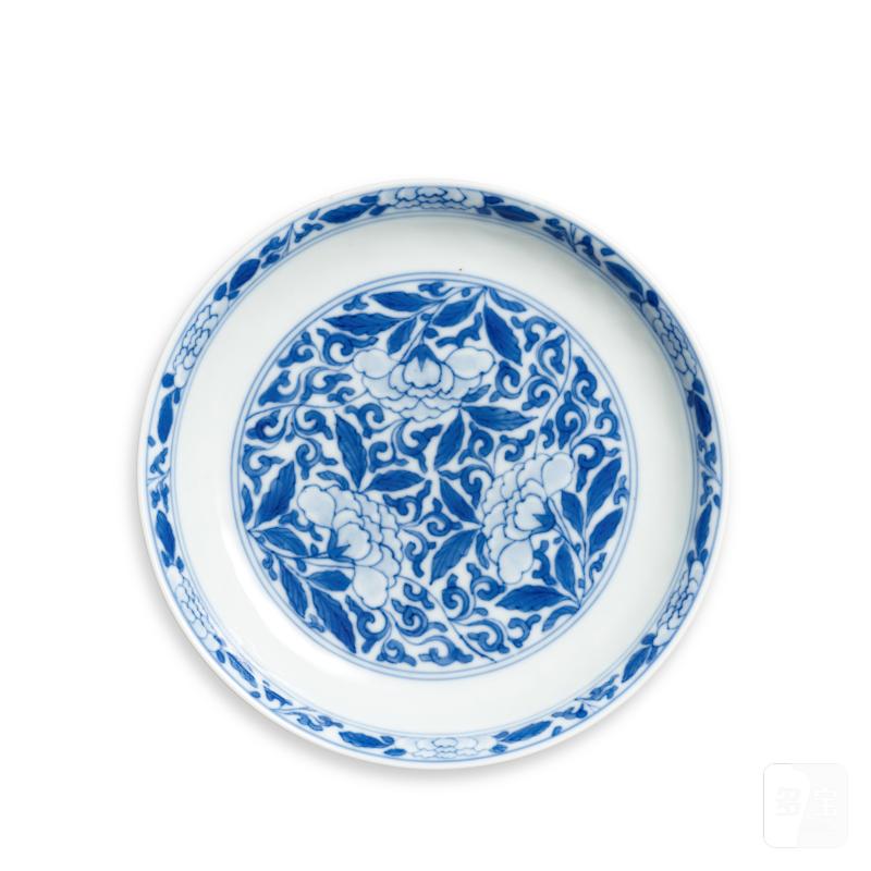 A blue and white 'floral' saucer dish, Mark and period of Yongzheng | 清雍正 青花纏枝花卉紋小盤 《大清雍正年製》款 - 图1
